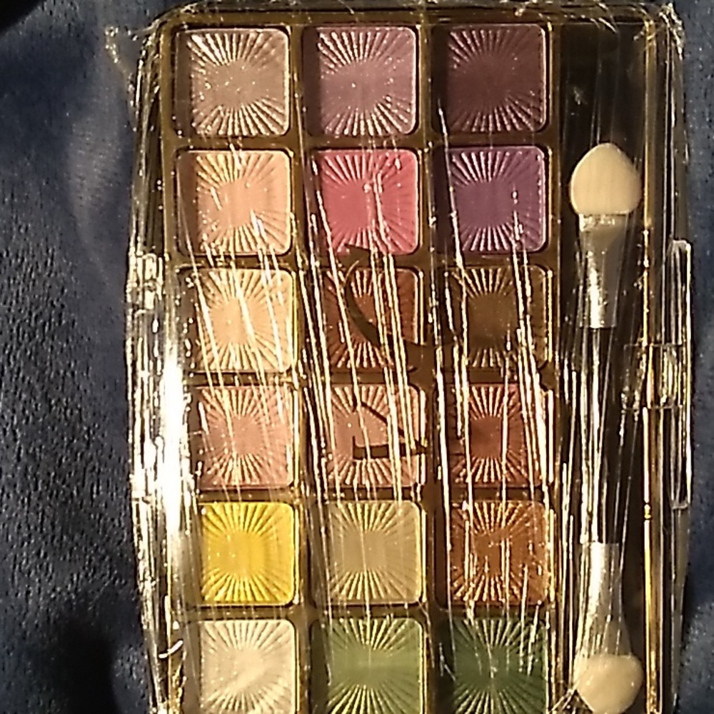 VC 18 Color Eyeshadow Palette